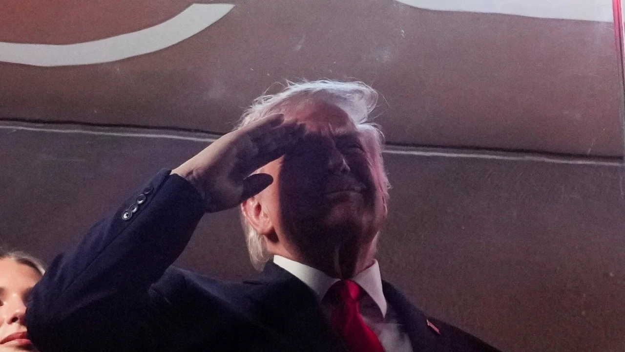 Trump现身尼克斯主场引嘘声，对球队防守专注度与战术轮转影响探讨